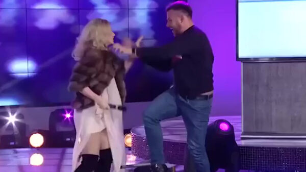 Vrouw aan d'r haren van het podium getrokken nadat ze een medekandidaat schopt en slaat