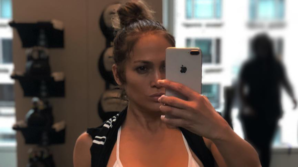 Jennifer Lopez laat zien dat ze weer eens erwtjes smokkelt