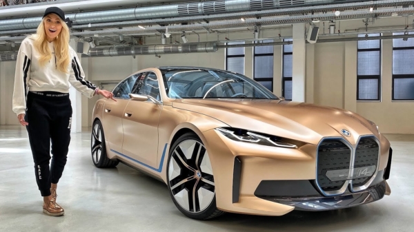 Supercar Blondie neemt een kijkje in de gouden conceptversie van de elektrische BMW i4