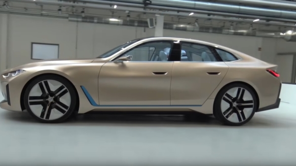 Supercar Blondie neemt een kijkje in de gouden conceptversie van de elektrische BMW i4