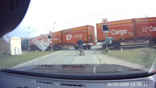 Ongeduldige Tsjechische fietser wordt bijna ondersteboven gereden door een naderende trein