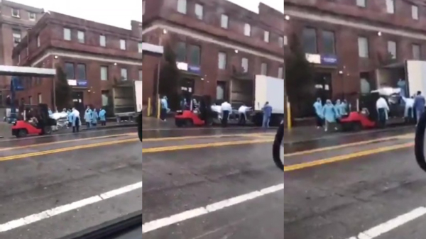 Bizarre video laat zien hoe lijken bij een ziekenhuis in een vrachtwagen worden geladen