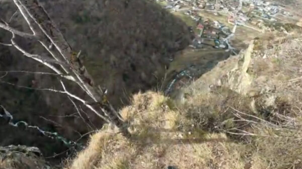 Basejumper klapt tijdens mislukte sprong hard tegen een berg aan