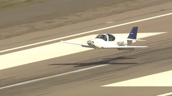 Vliegtuig maakt noodlanding op Goodyear Airport na problemen met het landingsgestel