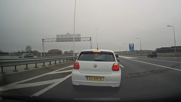 Aso in Volkwagen deelt op de A4 een remtestje uit als hij gedwongen wordt om af te remmen