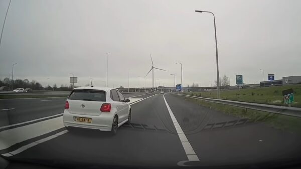 Aso in Volkwagen deelt op de A4 een remtestje uit als hij gedwongen wordt om af te remmen