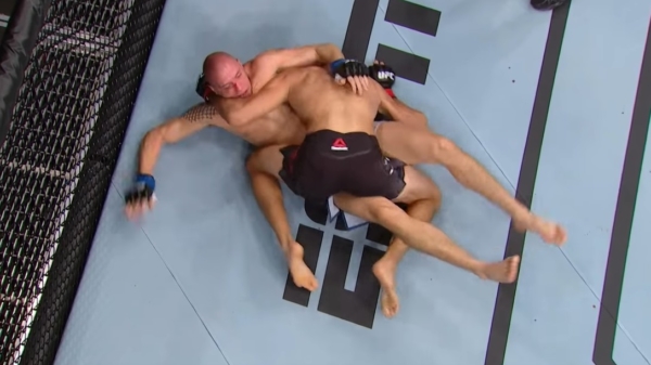 Dit zijn de enige 2 zogeheten 'upkick-finishes' in de geschiedenis van de UFC