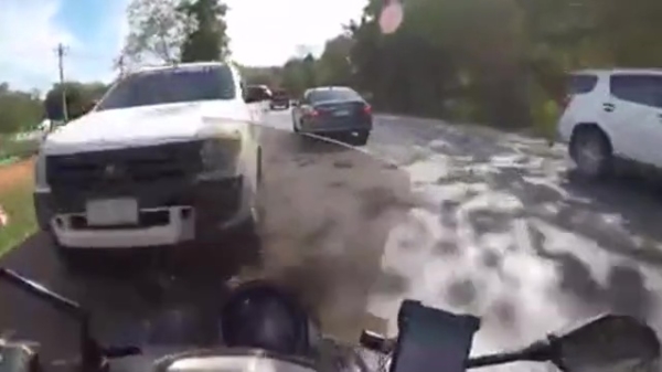 Inhalende motorrijder heeft het verkeersinzicht van een bloemkool