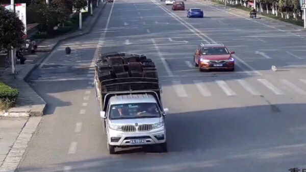 Voetganger wordt omvergeknald door een losgeslagen autowiel