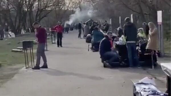 Ook in Rusland staan de BBQ's keurig op minimaal 1.5 meter afstand van elkaar