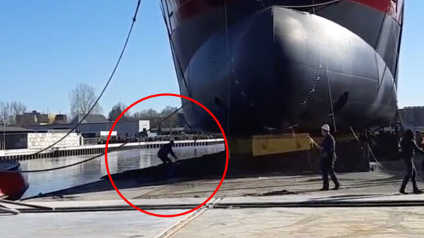 Medewerker Royal Bodewes bijna geplet tijdens tewaterlating van schip