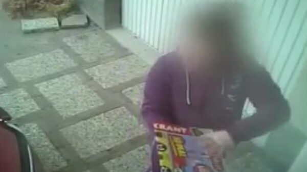 Belgische postbezorger is net iets té handtastelijk met zijn reclamefolders