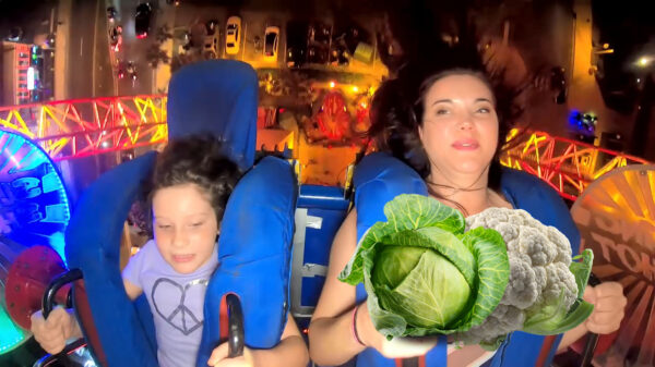 Moeders maakt een ritje in de slingshot met haar 'drie' kinderen