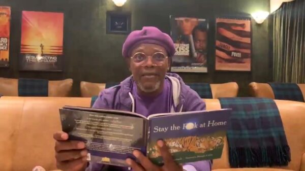 Ook Samuel L. Jackson draagt het mooie "Stay The F*ck At Home" nog even voor