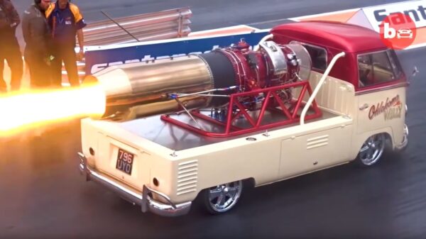 Dankzij zijn straalmotor is dit Volkswagenbusje in no-time op de camping