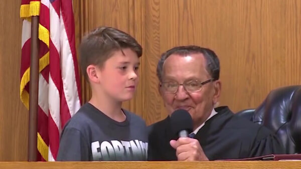 Zoontje van verkeersovertreder mag de rechter helpen tijdens de rechtszaak