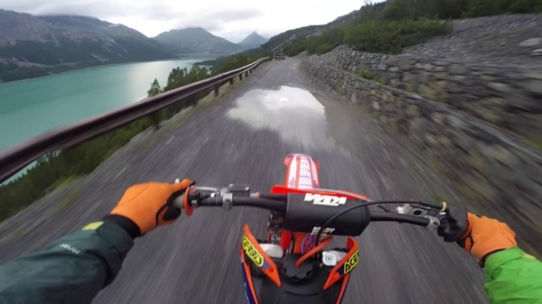 Heerlijke POV-beelden van motorcrosser die plankgas over 't landschap jankt