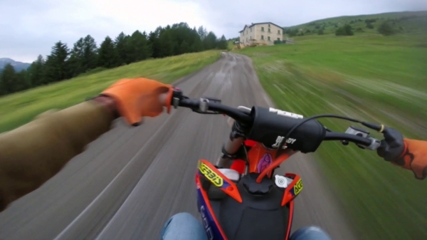 Heerlijke POV-beelden van motorcrosser die plankgas over 't landschap jankt