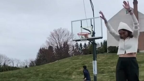 Vriendin niet onder de indruk van zijn basketbalskills