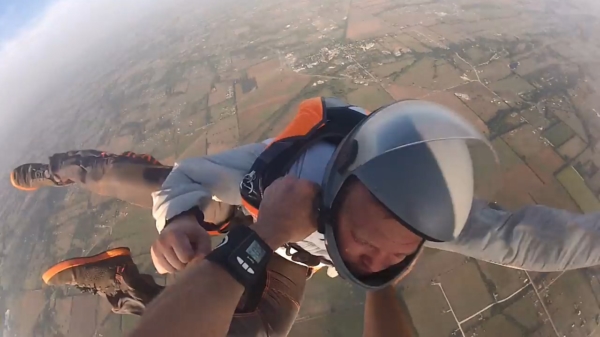 Angstaanjagende beelden als een skydiver tijdens botsing het bewustzijn verliest