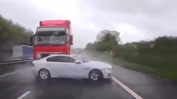 Inhalende vrachtwagenchauffeur is niet helemaal wakker en ziet auto over het hoofd