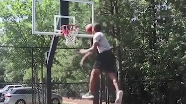 Dikke slamdunk tegen zijn blije bakkes