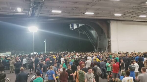 Marinekapitein Brett Crozier krijgt na ontslag een overweldigend afscheid van zijn bemanning