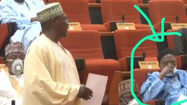 Idioot demonstreert dat mondkapjes niet altijd even goed werken