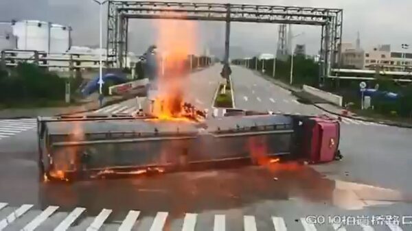 Kraanwagenchauffeur let ff niet op en beukt op een volle tankwagen in
