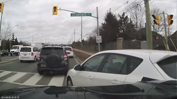 Automobilist met petje doet dappere poging tot rechts inhalen