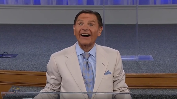 Kenneth Copeland blaast COVID-19 weg met behulp van de "Wind Of God"