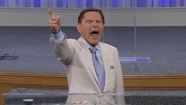 Kenneth Copeland blaast COVID-19 weg met behulp van de "Wind Of God"