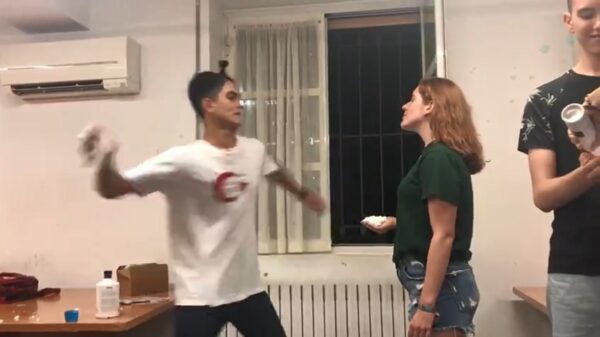 Student is iets té enthousiast tijdens ontgroening en slaat vrouw naar andere dimensie