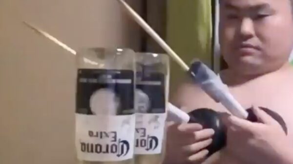 Jenga kan ook prima met een lekker Corona-biertje worden gespeeld!