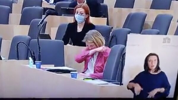 Duitse vrouw laat zien dat mondkapjes in de praktijk ontzettend nuttig zijn