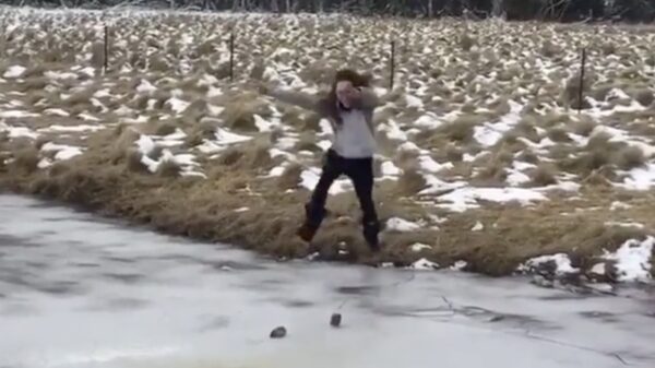 Levende ijstester valt behoorlijk hard door het ijs