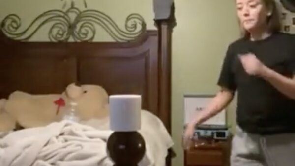 Wedden dat ik deze wc-rol in één keer van het bed trap!