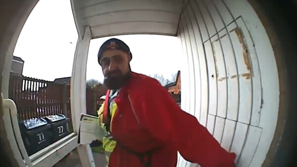 Postbode veegt neus af aan handvatten en deur van het huis van een oude man