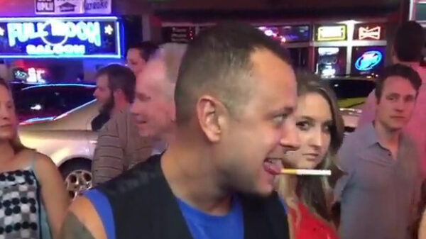 Kan iemand deze man en zijn bizarre goochelskills een vuurtje geven?