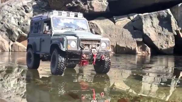 Wait for it: met je Jeep over dun ijs rijden