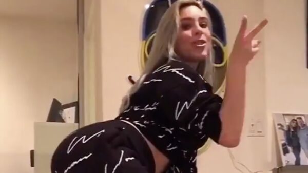 Billenschuddende dame danst zichzelf dwars door een deur