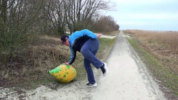 De muzikale monsterhit van de week: Benjamin's Racebass - Op een terrasje