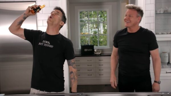 Steve-O helpt Gordon Ramsay in de keuken met het maken van een boerenomelet