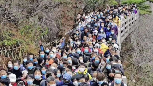 De lockdown in China is voorbij, mensen MASSAAL naar toeristische attracties