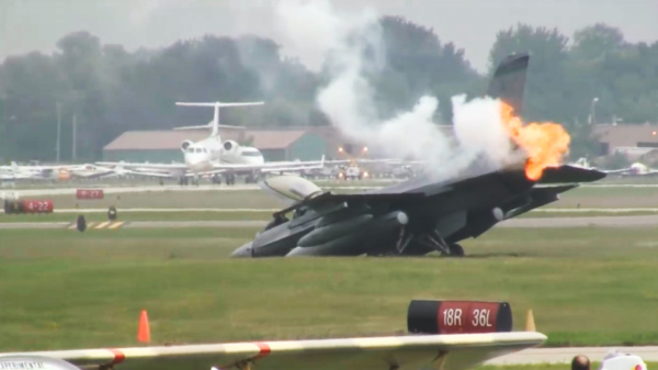 F-16 komt landingsbaan tekort en parkeert zijn kist in het gras tijdens EAA AirVenture Oshkosh