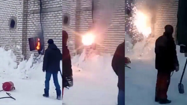 Vakbekwame Russische elektriciens gaan zeer zorgvuldig te werk