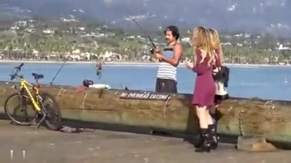 Deze vissersbaas heeft zijn prioriteiten prima op orde