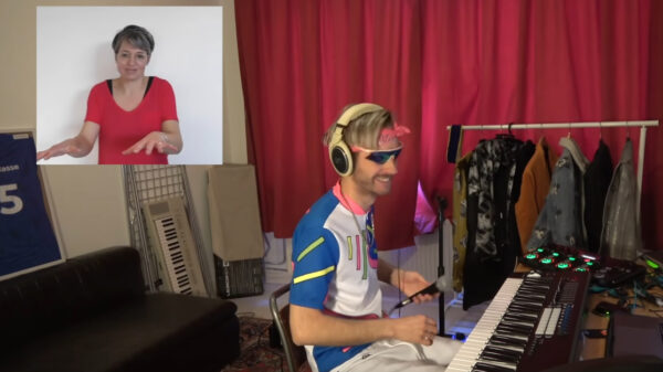 Doventolk Irma Sluis krijgt een heerlijk zolderkamerconcert van Daan Boom