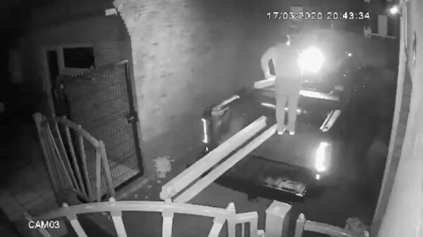 Houten balken uit de achterbak halen is niet geheel zonder gevaar