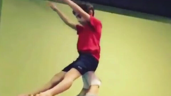 Even gymnastieken met opa blijkt knap gevaarlijk te zijn